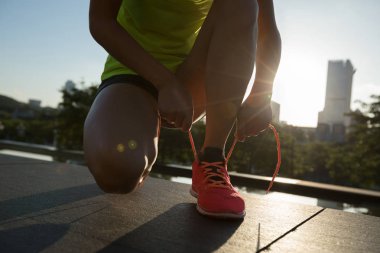 Fitness kadın runner çalıştırmadan önce bağcık bağlama