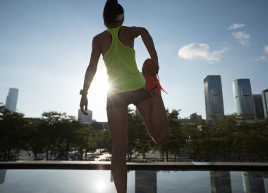 Sağlıklı yaşam konsepti. Kadın atlet çalıştırmadan önce ısınma