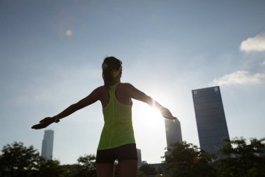 Sağlıklı yaşam kadın gündoğumu şehir kollarını açarak