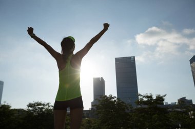 Sağlıklı yaşam kadın gündoğumu şehir kollarını açarak