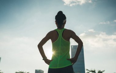 Sağlıklı yaşam kadın güneş doğarken şehirde arıyor