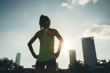 Sağlıklı yaşam kadın güneş doğarken şehirde arıyor