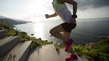 Kararlı kadın sahil dağ merdivenlerde koşma