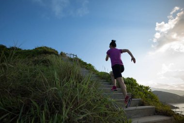 Sahil dağ merdivenlerde çalışan kadın