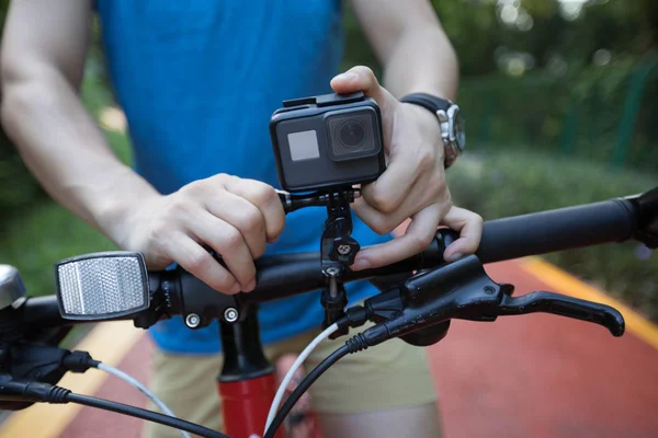 Ciclista Monta Action Camera Sulla Mountain Bike — Foto Stock