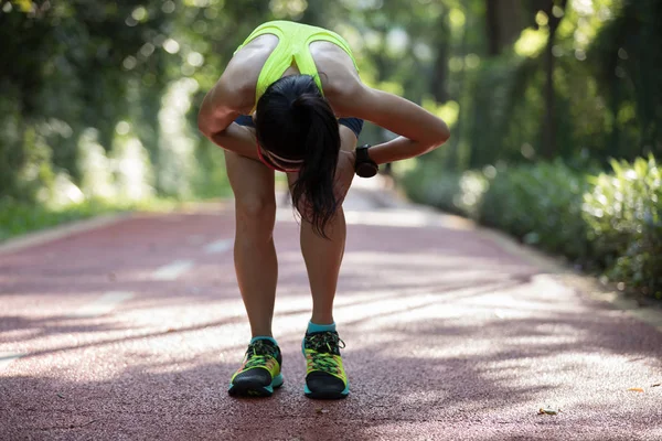 Žena Běžec Trpí Bolestí Sportovní Běh Zranění Kolena — Stock fotografie