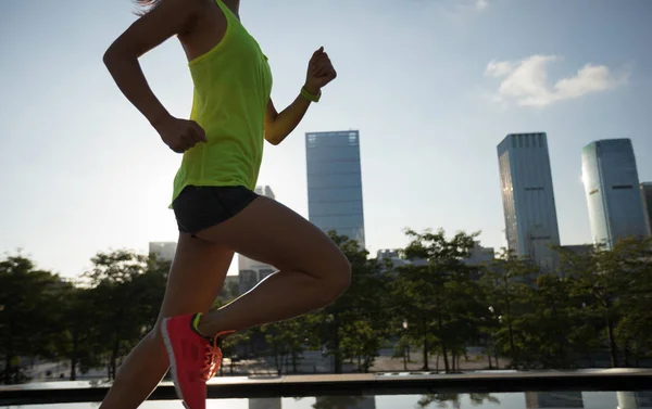 Zdravý Životní Styl Fitness Žena Běžec Běží Východ Města — Stock fotografie