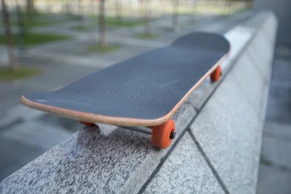 Aan Rand Van Marmeren Muur Skateboard Close — Stockfoto