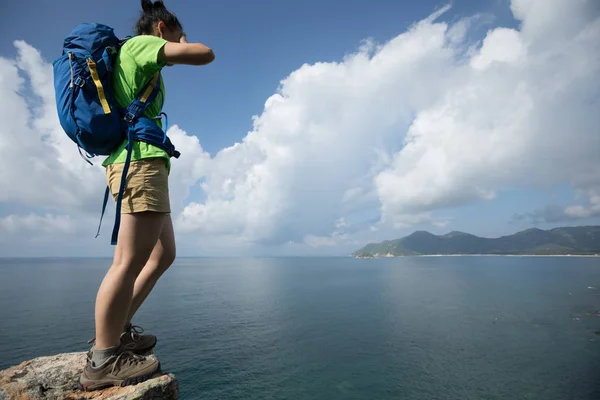 Femme Debout Sur Bord Une Falaise Couvrant Les Yeux Avec — Photo