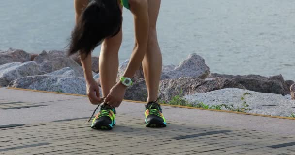 Atleet Meisje Schoenveters Koppelverkoop Voor Joggen Zee — Stockvideo