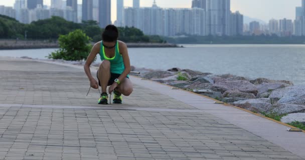 Atleet Meisje Schoenveters Koppelverkoop Voor Joggen Zee — Stockvideo