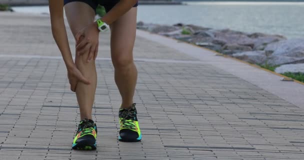 Vrouwelijke Atleet Lijden Met Kniepijn Tijdens Training — Stockvideo