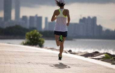 Fitness sporcumuz Güneşli sahil üzerinde çalışan