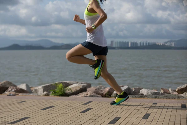 Fitness Sportlerin Läuft Sonniger Küste — Stockfoto