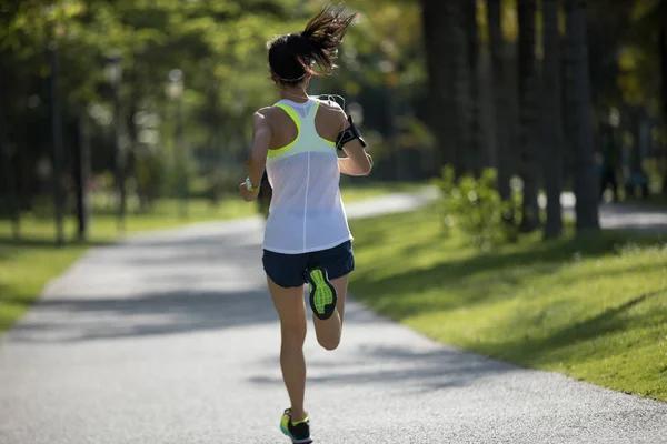 Αθλητική Γυναίκα Γυμναστικής Τρέχει Στο Ηλιόλουστο Πάρκο — Φωτογραφία Αρχείου