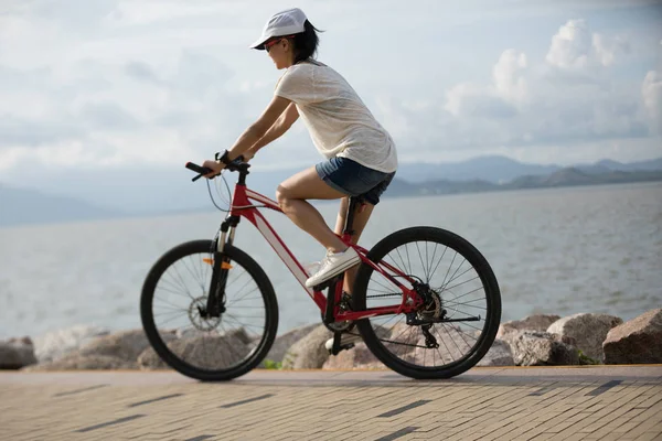Güneşli Sahil Üzerinde Bisiklete Binmek Kadın — Stok fotoğraf