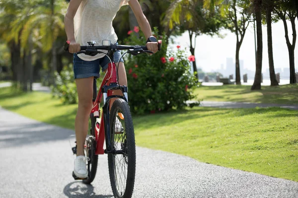 Woman Riding Mountain Bike Tropical Park — Stock Photo, Image