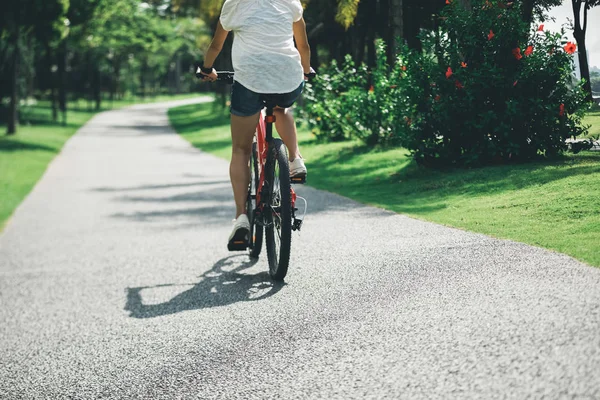 Frau Fährt Mountainbike Tropischem Park — Stockfoto