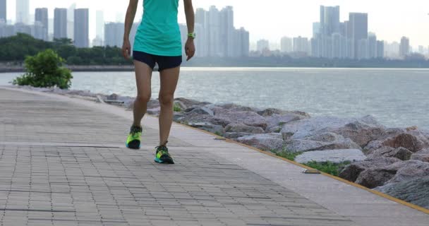 Deportista Fitness Calentándose Costa — Vídeos de Stock