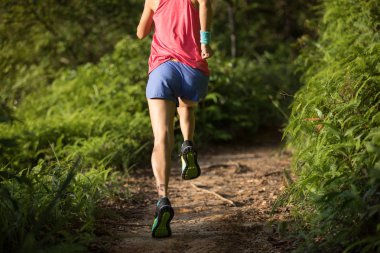 Sabah ormanda çalışan uygun kadın iz runner