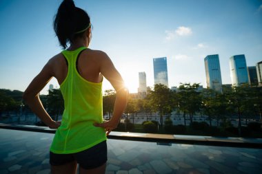 Gündoğumu şehir görünümünde bakarak sağlıklı yaşam kadın