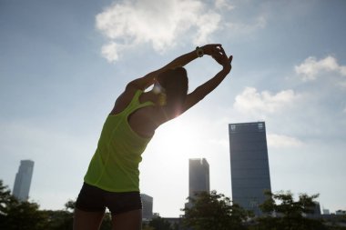 Sağlıklı yaşam konsepti, Genç kadın çalıştırmadan önce ısınma