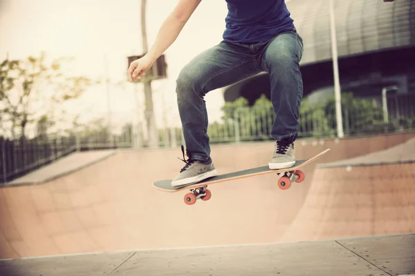 Skatepark 坡道上的滑板裁剪图像 — 图库照片