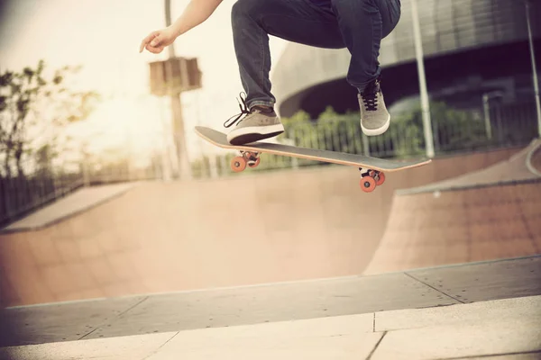 Imagen Recortada Skateboarder Rampa Skatepark — Foto de Stock