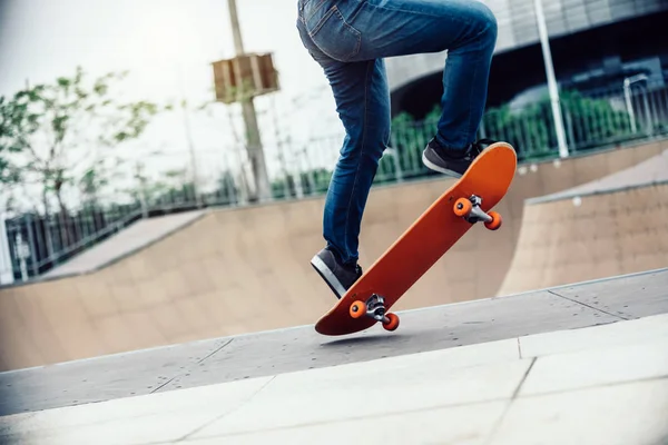 Immagine Ritagliata Skateboarder Sulla Rampa Skatepark — Foto Stock