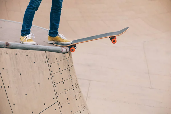 滑板运动员在滑板公园坡道上的作物镜头 — 图库照片