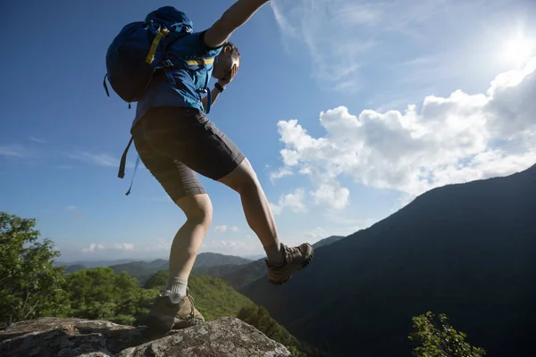 Kvinna Hiker Till Cliff Kanten Bergets Topp Med Ögon Som — Stockfoto