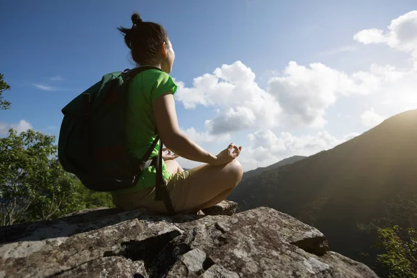 Femme Randonnée Réussie Méditant Sur Sommet Montagne Bord Falaise — Photo