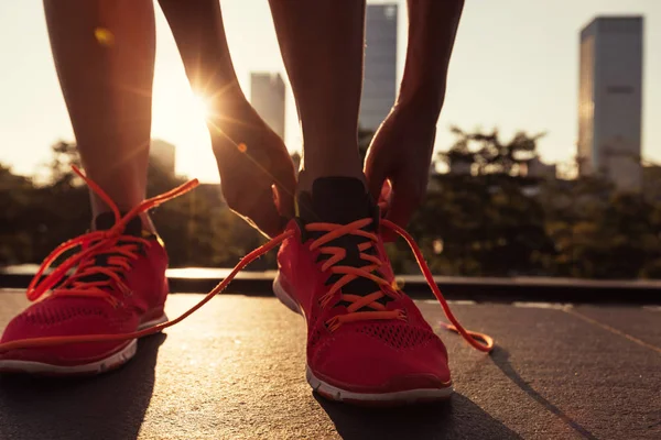 Mujer Fitness Corredora Atando Cordones Antes Correr Ciudad — Foto de Stock