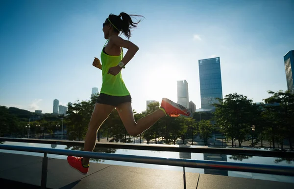 健康的生活方式健身妇女赛跑者奔跑在日出城市 — 图库照片