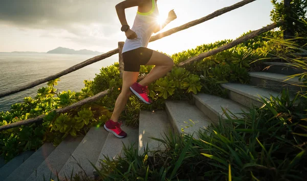 Mujer Decidida Corriendo Por Las Escaleras Montaña Junto Mar — Foto de Stock