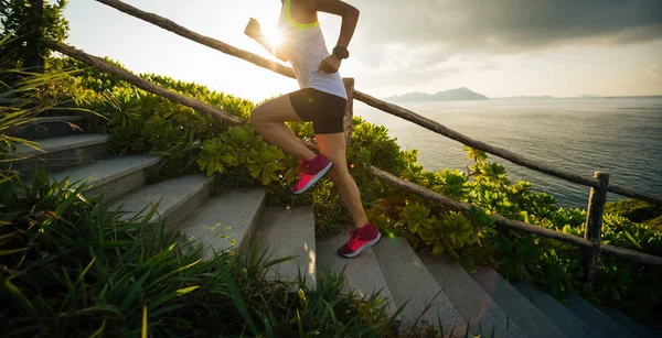 Kararlı Kadın Sahil Dağ Merdivenlerde Koşma — Stok fotoğraf