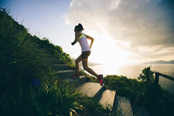 Mujer Decidida Corriendo Por Las Escaleras Montaña Junto Mar —  Fotos de Stock