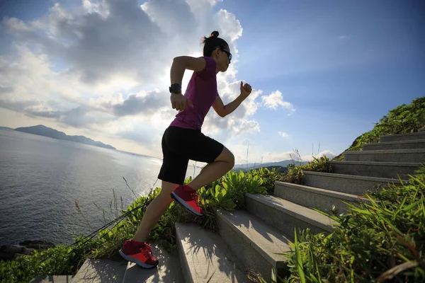 Mujer Corredora Corriendo Por Las Escaleras Montaña Junto Mar — Foto de Stock