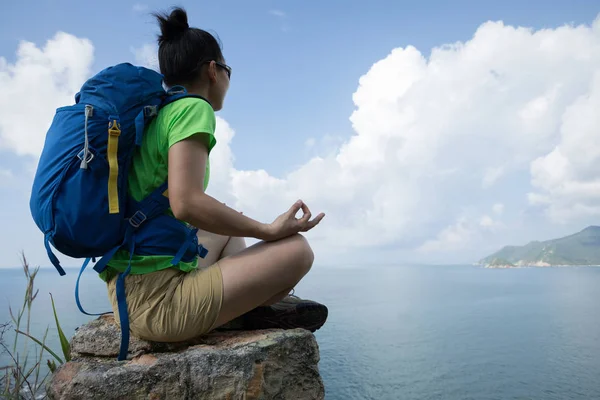 Erfolgreiche Wanderin Meditiert Felskante — Stockfoto