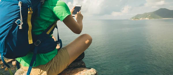 Başarılı Kadın Seyahat Hiking Smartphone Kullanarak Uzun Yürüyüşe Çıkan Kimse — Stok fotoğraf