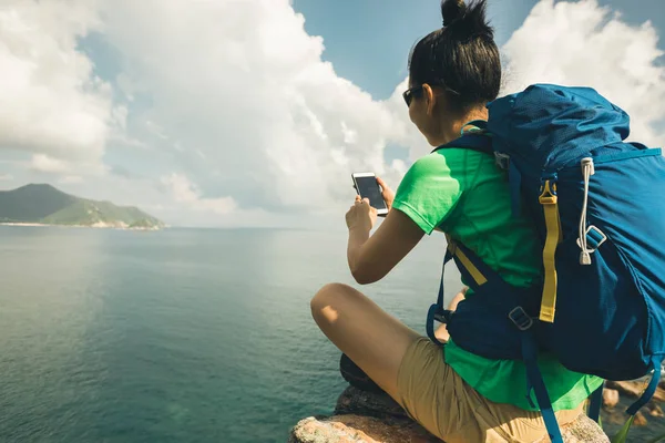Exitosa Mujer Excursionista Usando Smartphone Viajes Senderismo — Foto de Stock