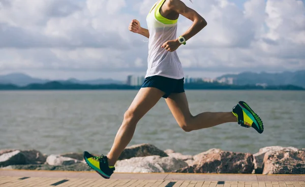 Fitness Idrottskvinna Körs Soliga Kusten — Stockfoto