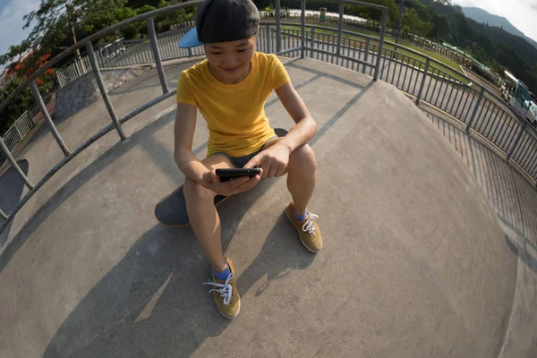Skateboardista Sedí Skateboard Pomocí Mobilního Telefonu — Stock fotografie