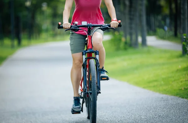 Mujer Montando Bicicleta Montaña Parque Tropical — Foto de Stock