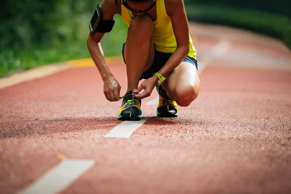 Giovane Donna Asiatica Legatura Shoelace — Foto Stock