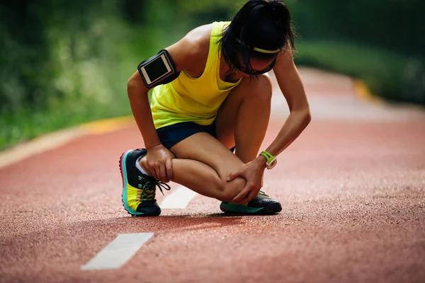 Corredor Femenino Que Sufre Dolor Los Deportes Corriendo Lesión Rodilla —  Fotos de Stock