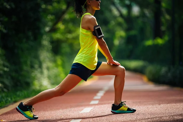 Vrouw Loper Die Zich Uitstrekt Het Uitvoeren Van Parcours Park — Stockfoto