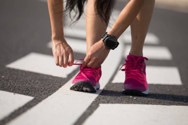 Sağlıklı yaşam fitness kadın runner bağcık bağlama