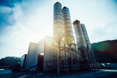 Bir Çimento Fabrikası'nın dış görünümü. Beton silo, inşaat olanakları karıştırma 