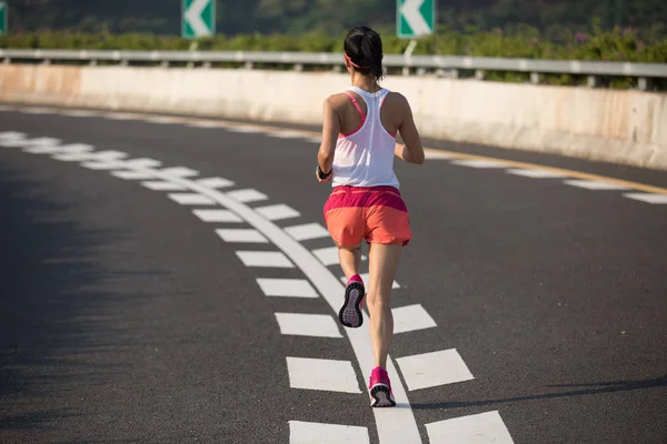 Zdrowy Styl Życia Fitness Kobieta Działa Drogowego Autostrady — Zdjęcie stockowe